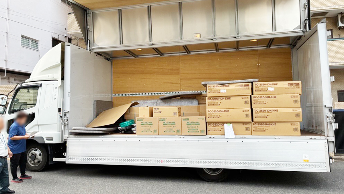 ウイング車へ荷物を積載する物流配送作業の様子