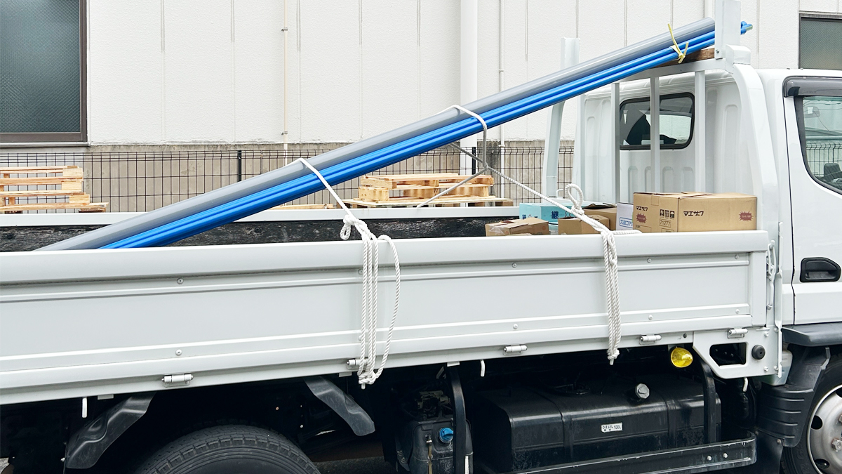 ウイング車へ荷物を積載する物流配送作業の様子