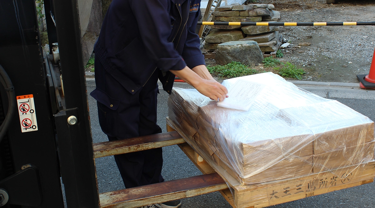 配送する荷物を確認する様子