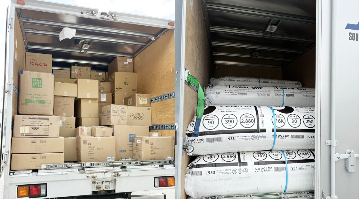配送先で荷物を納品する様子