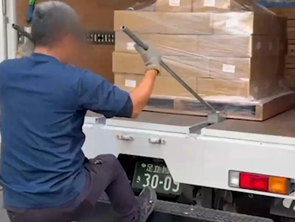 荷台上でパレットを移動させる様子